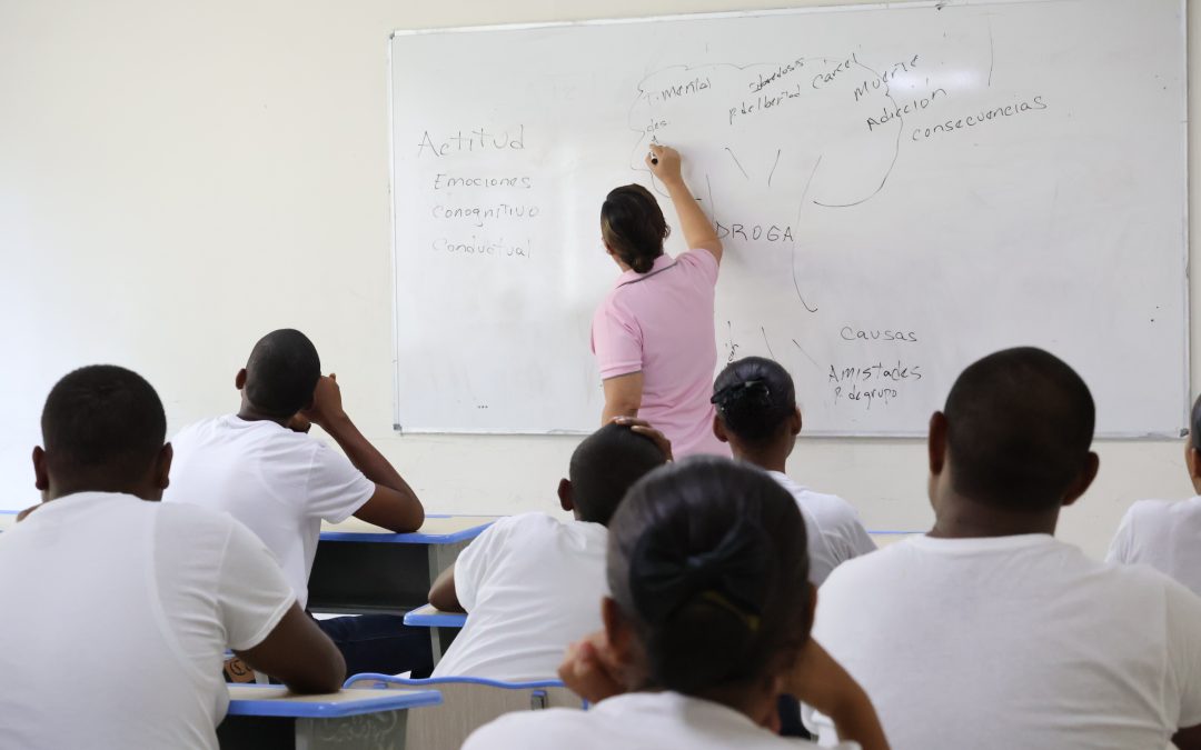 Jóvenes de la Academia Internado participan en jornada de prevención del uso de drogas